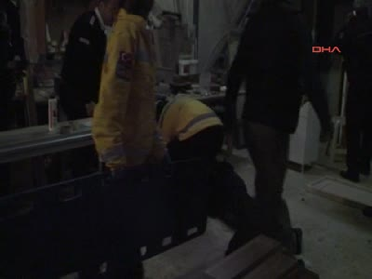Hırsız Arayan Polis Çatıdan Düştü