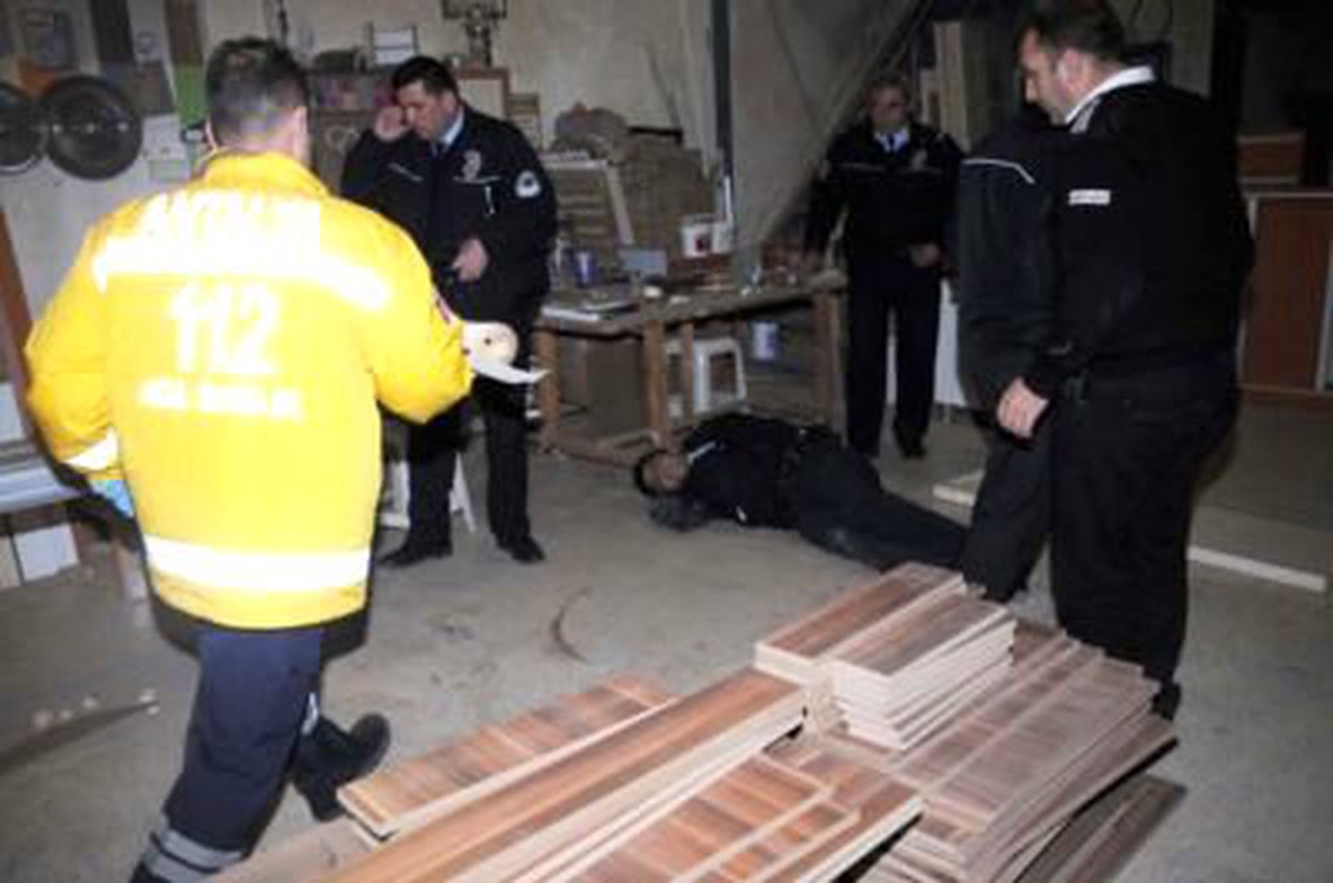 Hırsız Arayan Polis Çatıdan Düştü