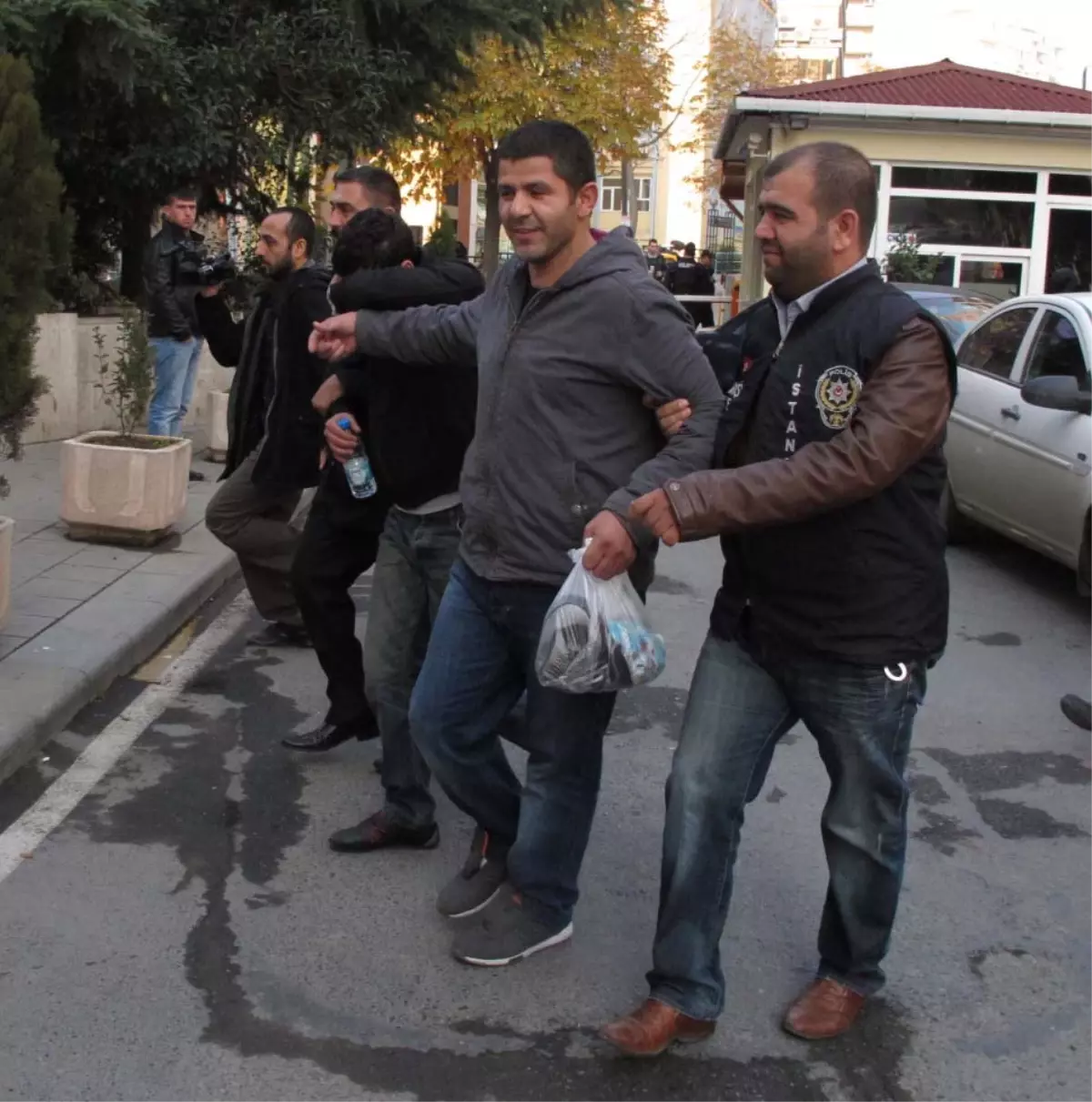 Otodan Hırsızlık Yapan 2 Zanlı Yakalandı