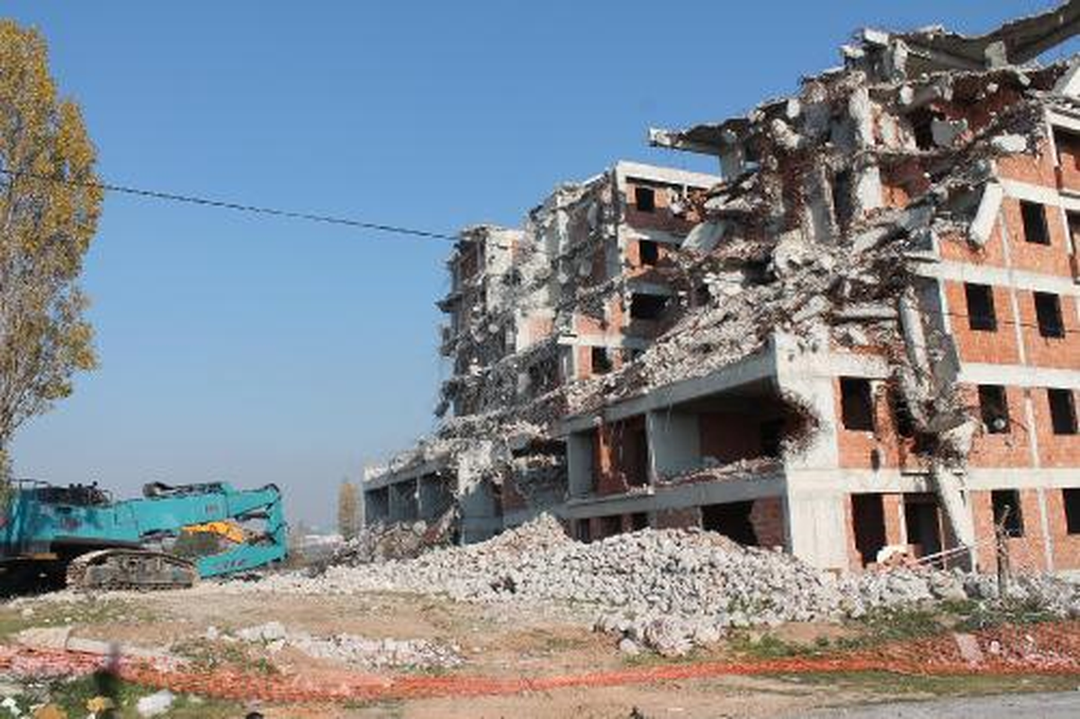 Dolandırıcılıktan Tutuklanan Kooperatifçinin İki Kaçak Binası Yıkıldı