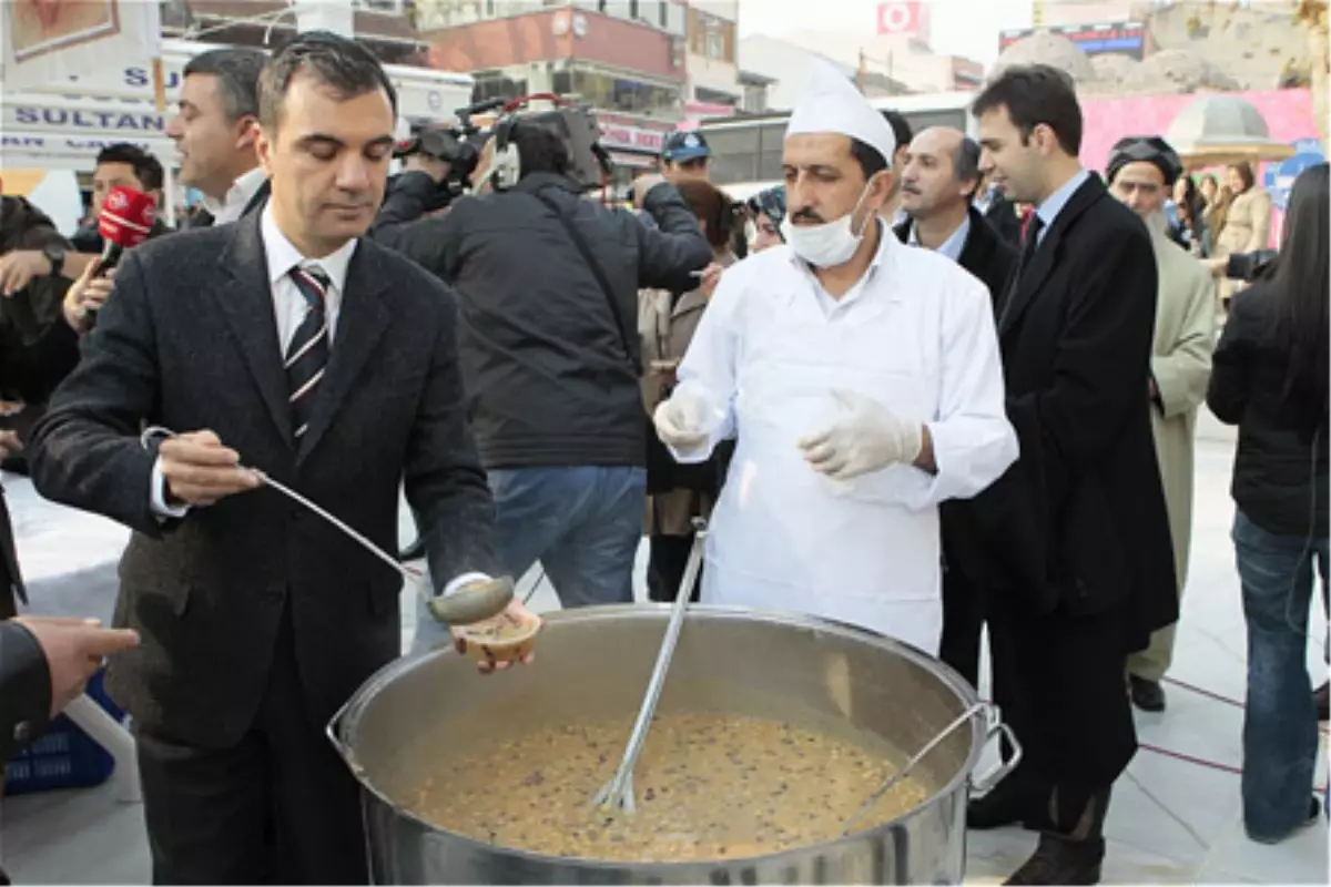 Eyüp Sultan\'da Aşure Dağıtıldı