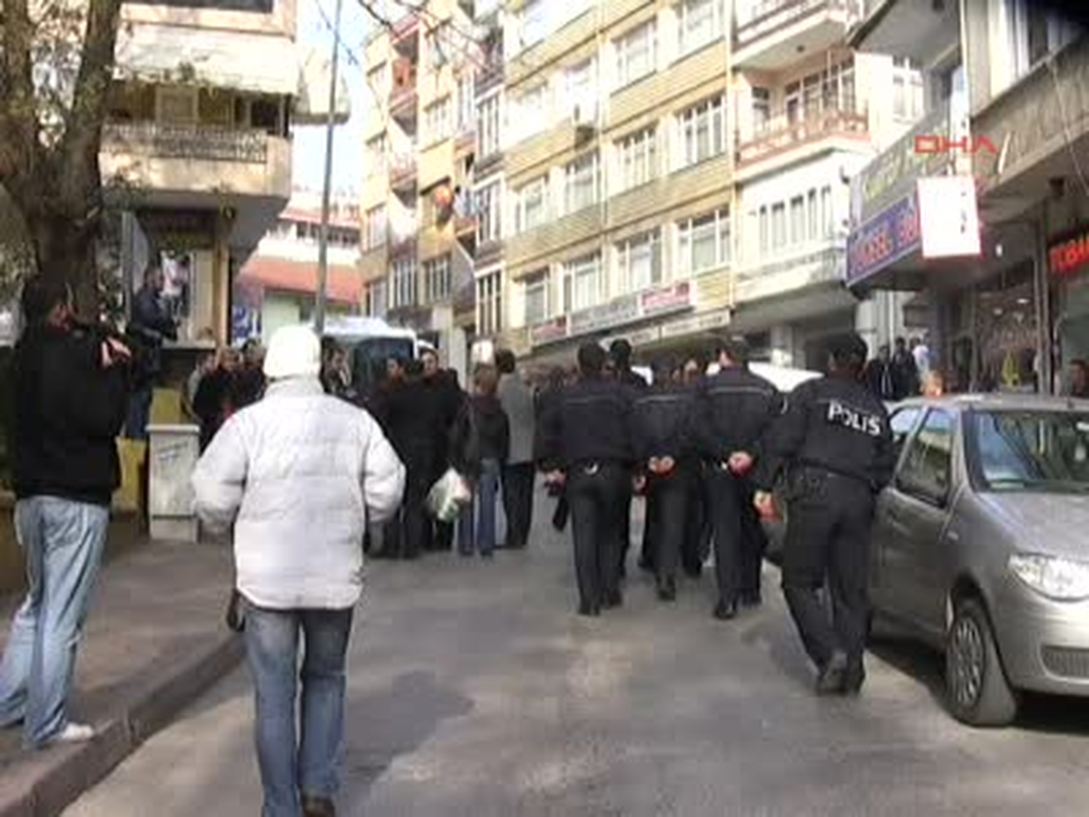 İzmit'te Üniversitelilere Yine Yaka Paça Gözaltı
