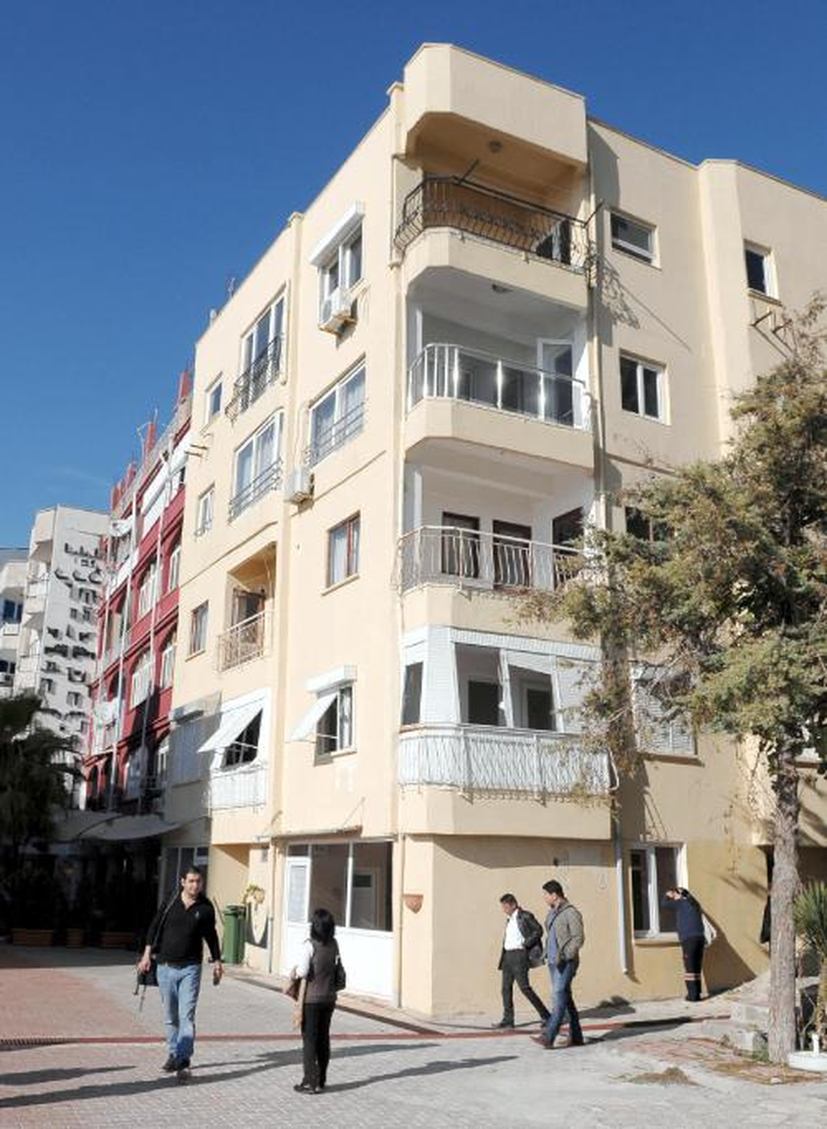 Konserve Koyu'nda Zemin Hareketliliği Sürüyor, Bir Apartman Mühürlendi