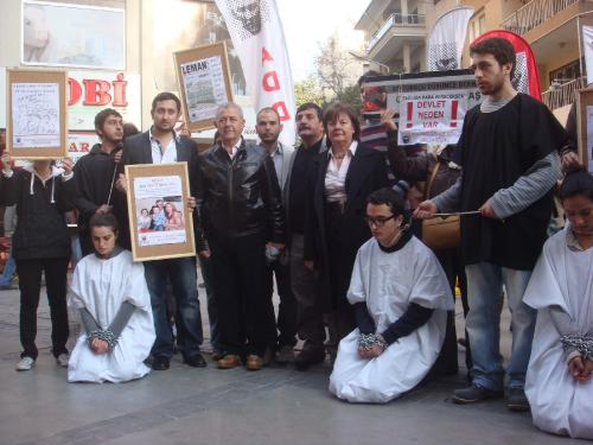 Add'den Zincirli Protesto