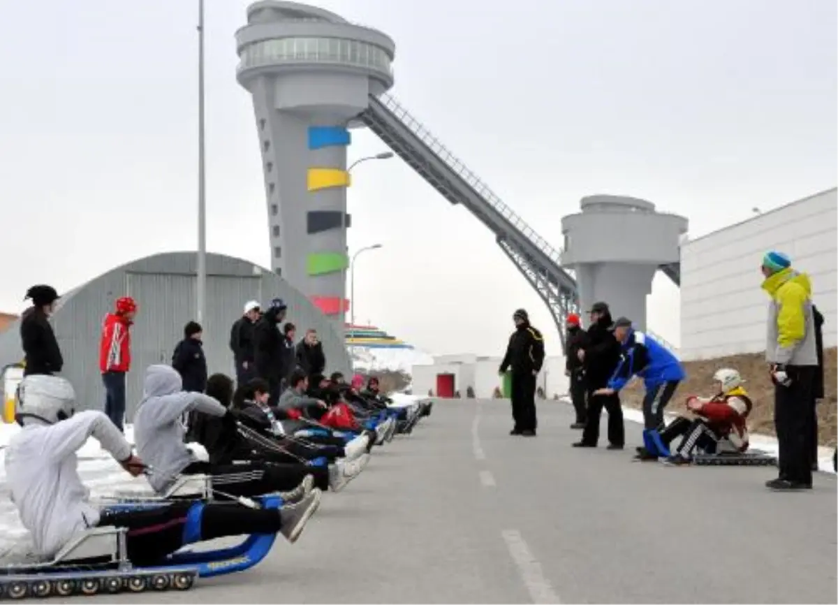 Asfaltta Kızakla Kayarak İtalya\'ya Hazırlanıyorlar