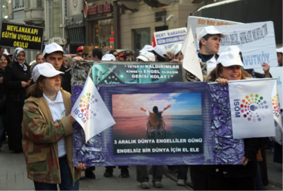 "Engelsiz Bir Dünya" İçin Taksim\'de Yürüdüler
