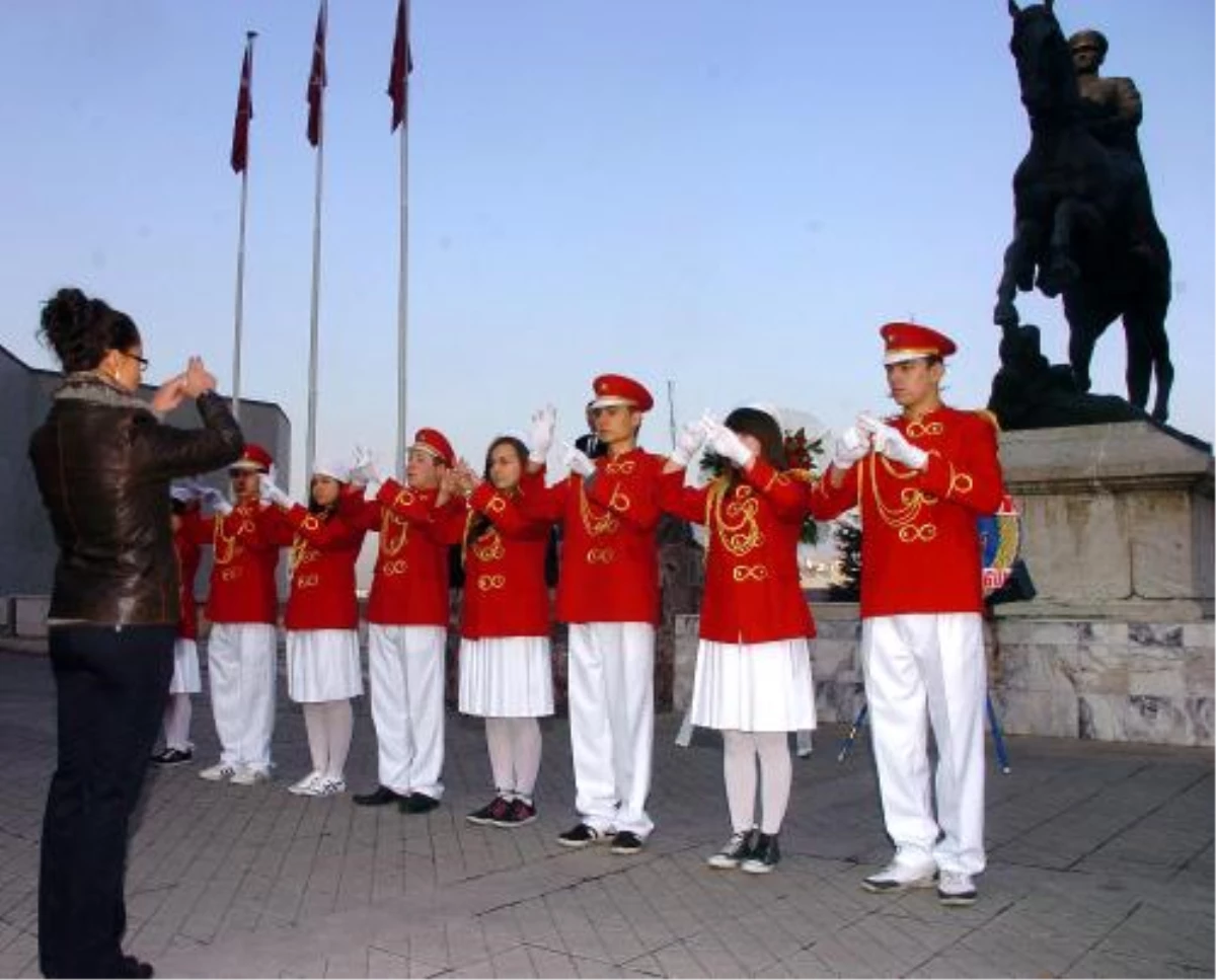 İşitme Engelli Öğrenciler, İstiklal Marşı\'nı İşaret Diliyle Okudu