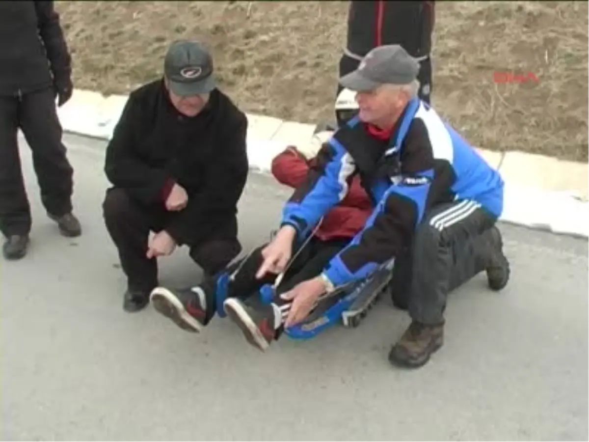 Kızakla Asfaltta Kayarak İtalya\'ya Hazırlanıyorlar