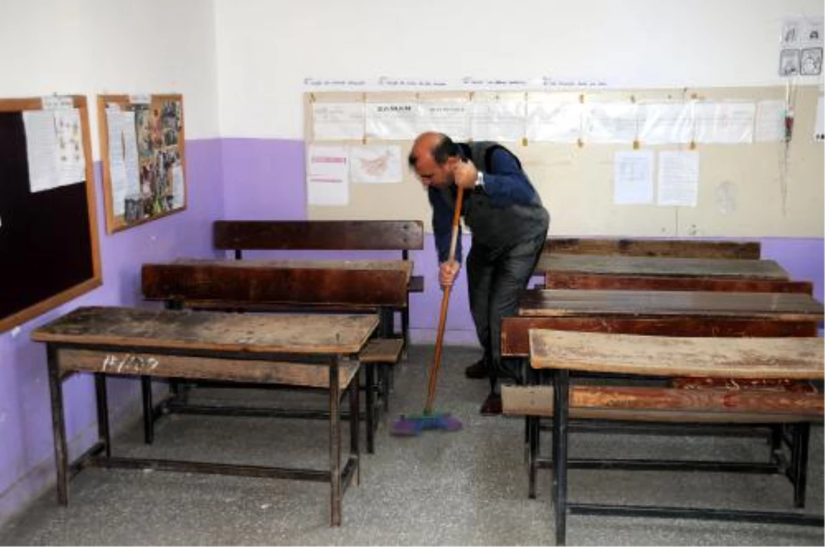 Okul Temizliğini Belediye Başkanı ve Muhtarlar Yapıyor