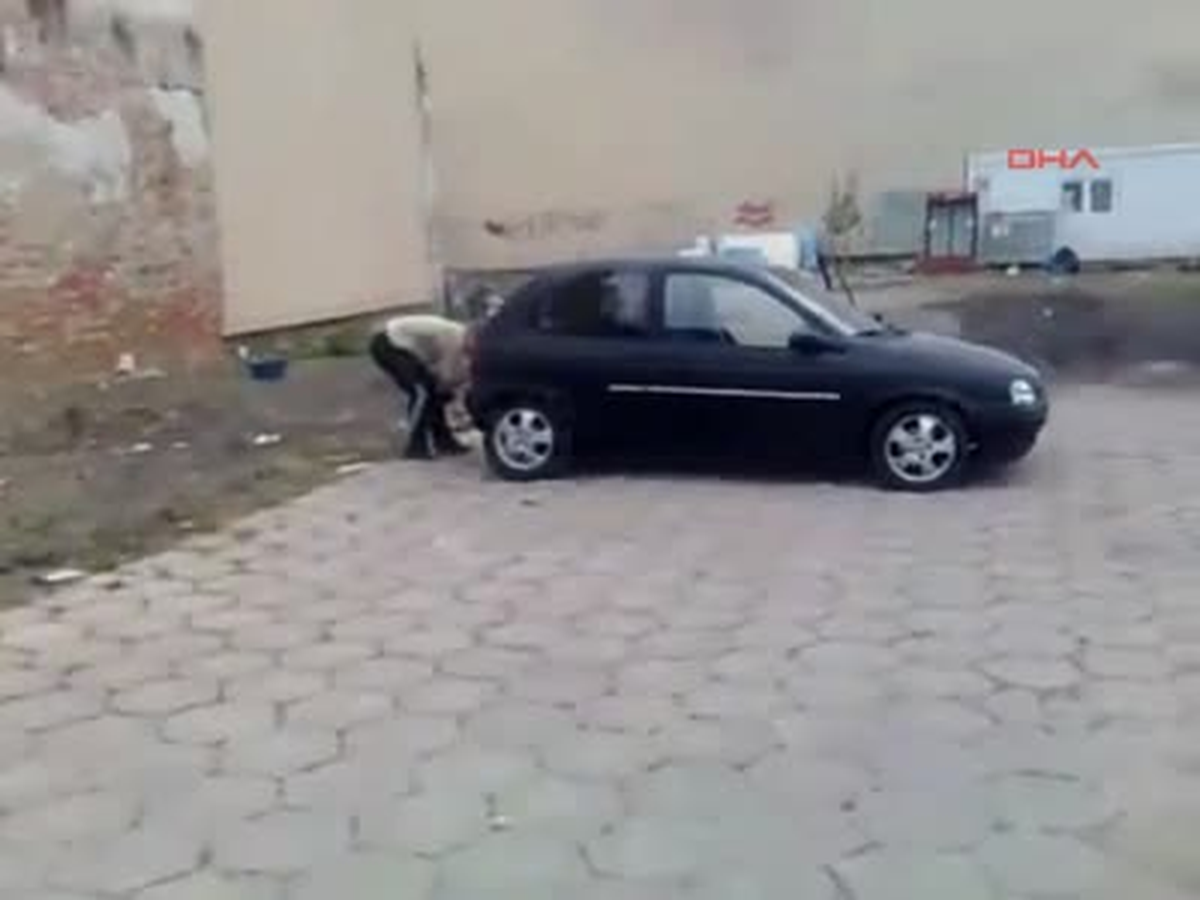 Otomobil ile Duvar Yıktılar