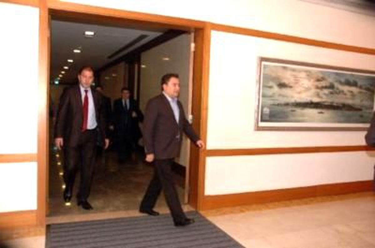 Babacan Japonya'ya Gitti