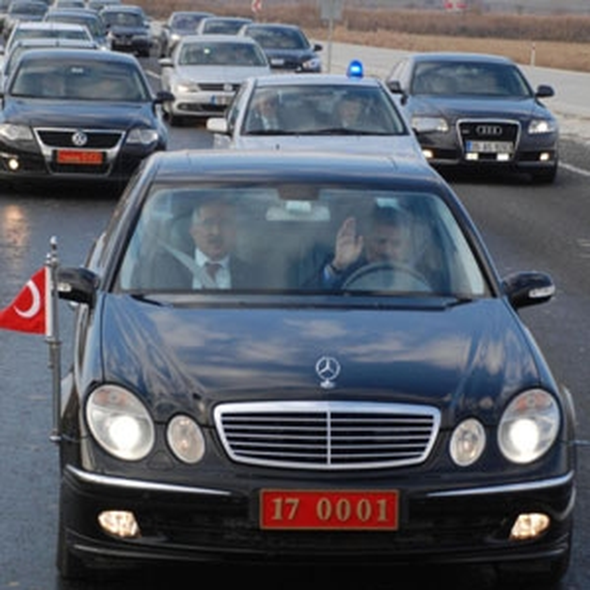 Bakan Yıldırım Makam Aracını Kullandı