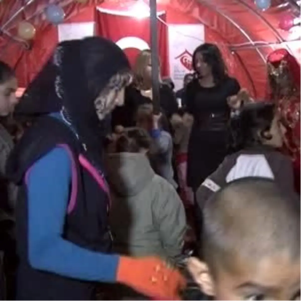 Depremzedenin Kınasını Mehmetçik Yaktı