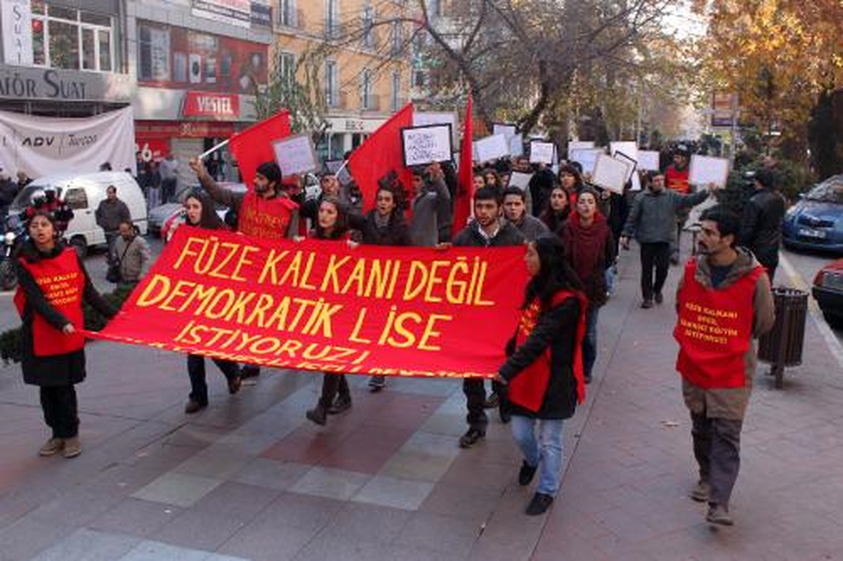 Öğrencilerin, Bir Haftadır Engellenen Çadırı İki Saatliğine Kuruldu
