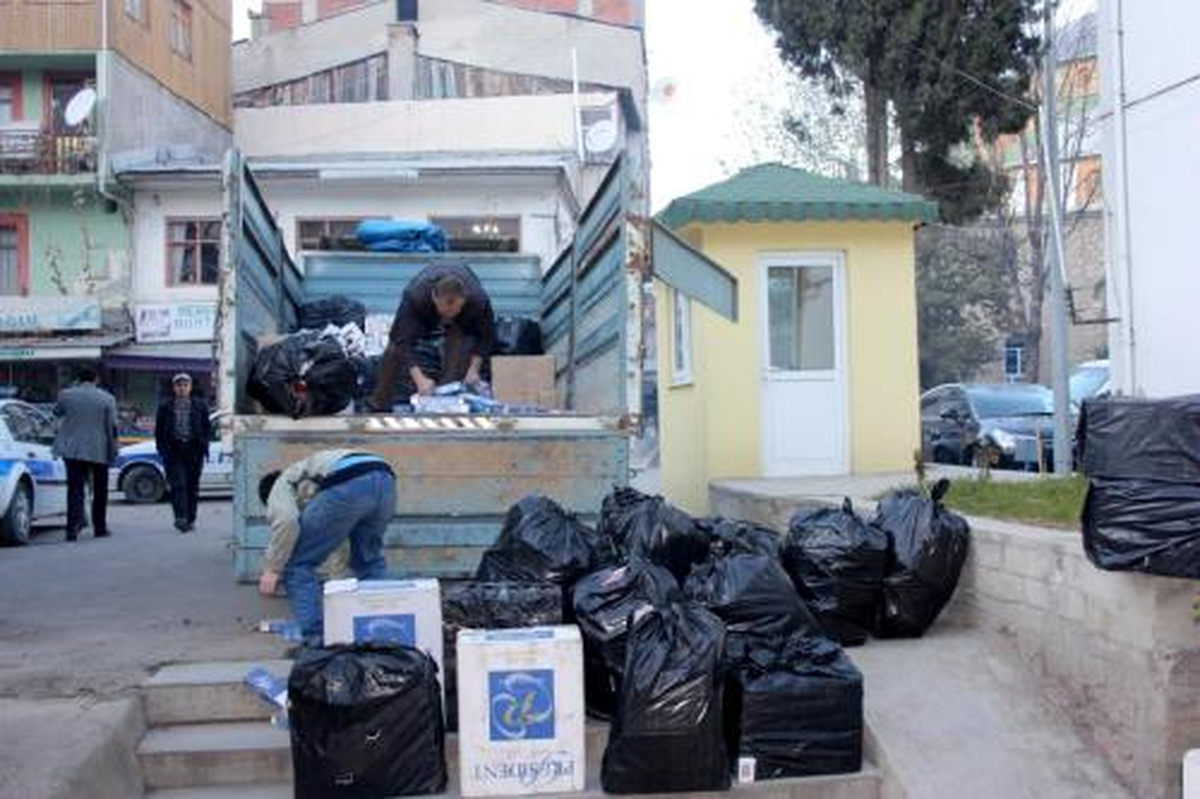 Kovalamaca Sonunda Durdurulan Minibüste 62 Bin Paket Kaçak Sigara Ele Geçirildi