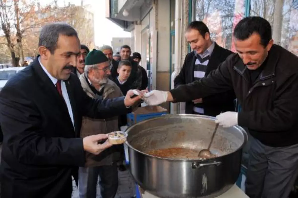 Muhsin Yazıcıoğlu Anısına 5 Bin Kişiye Aşure Dağıtıldı