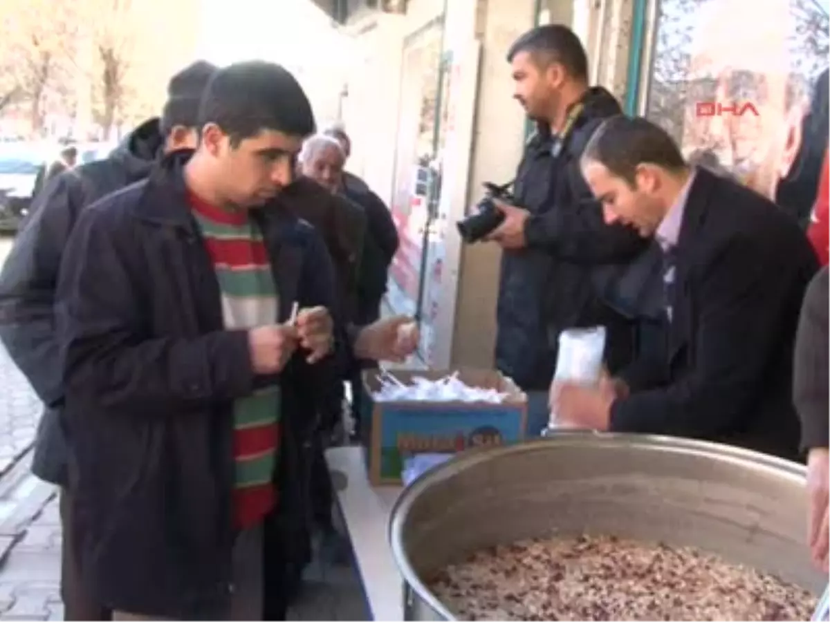 Muhsin Yazıcıoğlu Anısına 5 Bin Kişiye Aşure Dağıtıldı