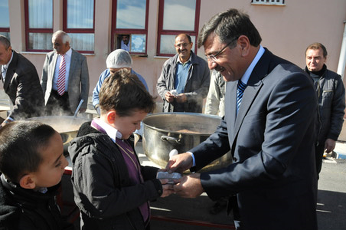 Niğde Belediyesi Aşure İkram Etti

