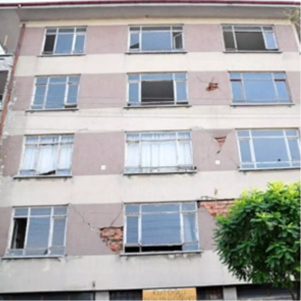 Orta Hasarlı Binalarda Elekrik ve Su Kesildi