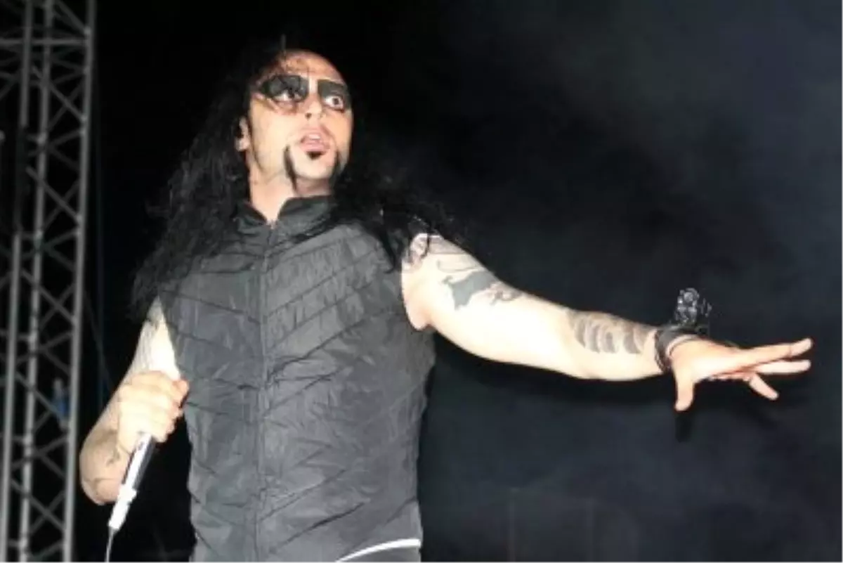 Sahnede Öyle Bir Küfür Etti Ki...