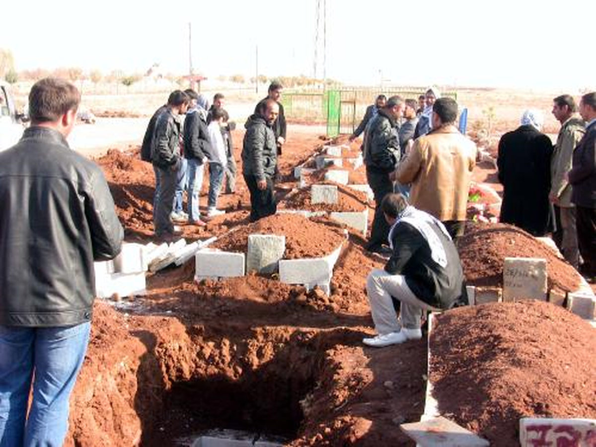 Trafik Kazasında Ölen 6 Kişi Yan Yana Gömüldü