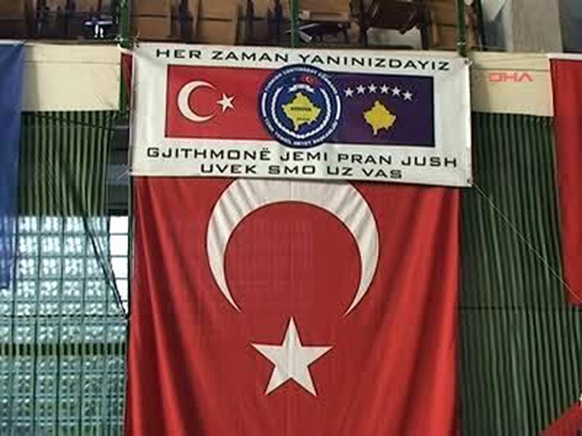 Türk Askeri Mitroviça'daki Bayan Voleybol Takımına Sahip Çıktı