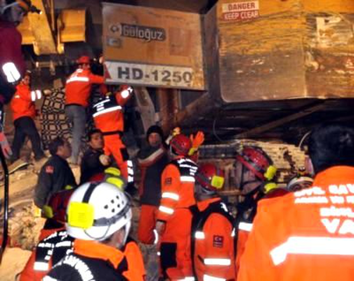 Van'da Yıkılmak İstenen 6 Katlı Bina Çöktü: 1 Kişi Enkaz Altında (3)