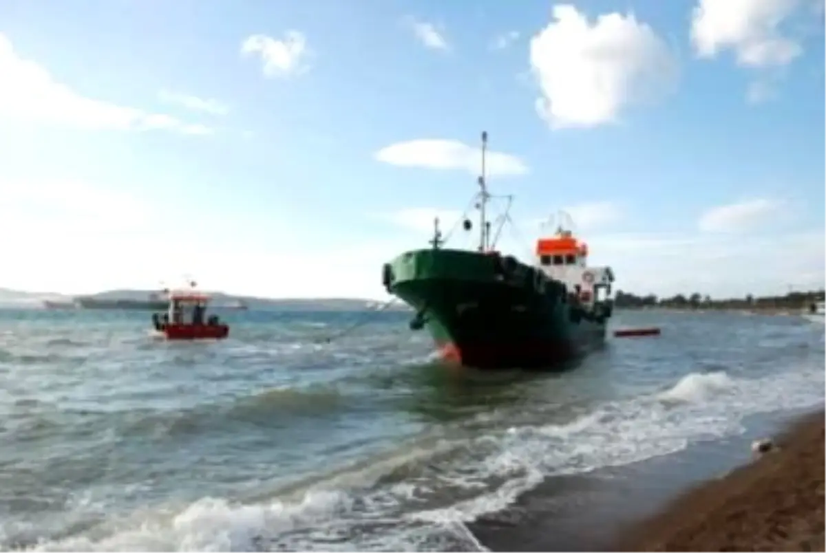 Aliağa\'da Tanker Karaya Oturdu