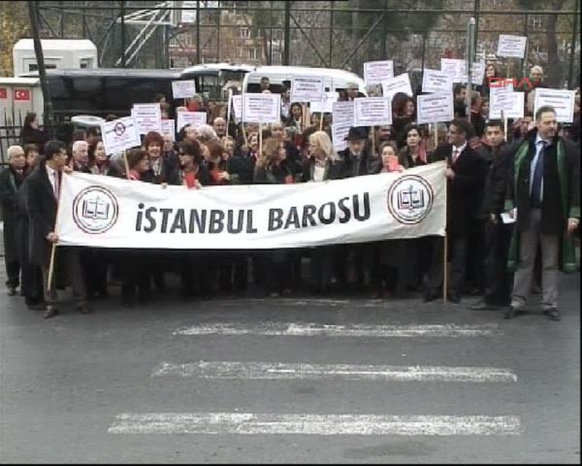 Avukatlardan 'Konferans Baskını'