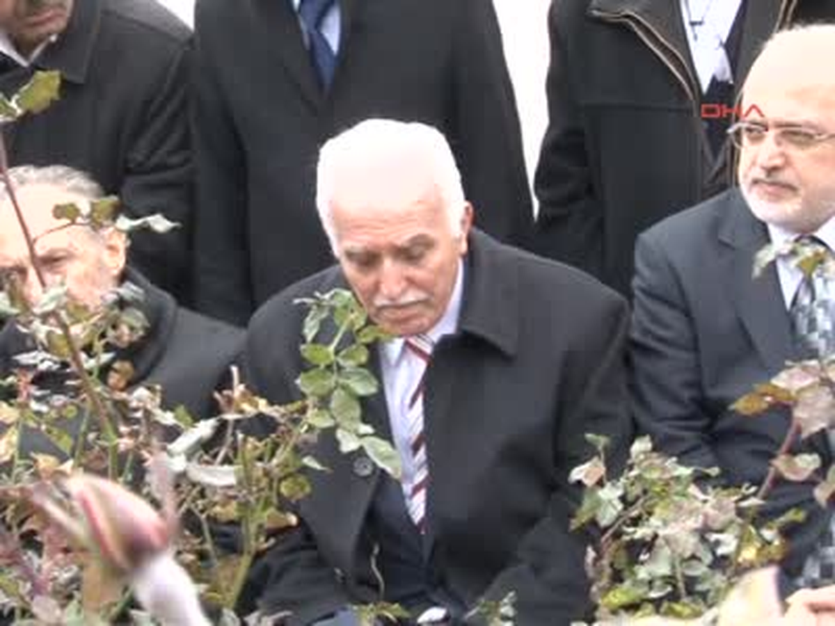 Sp Genel Başkanı Kamalak, Erbakan'ın Mezarını Ziyaret Etti