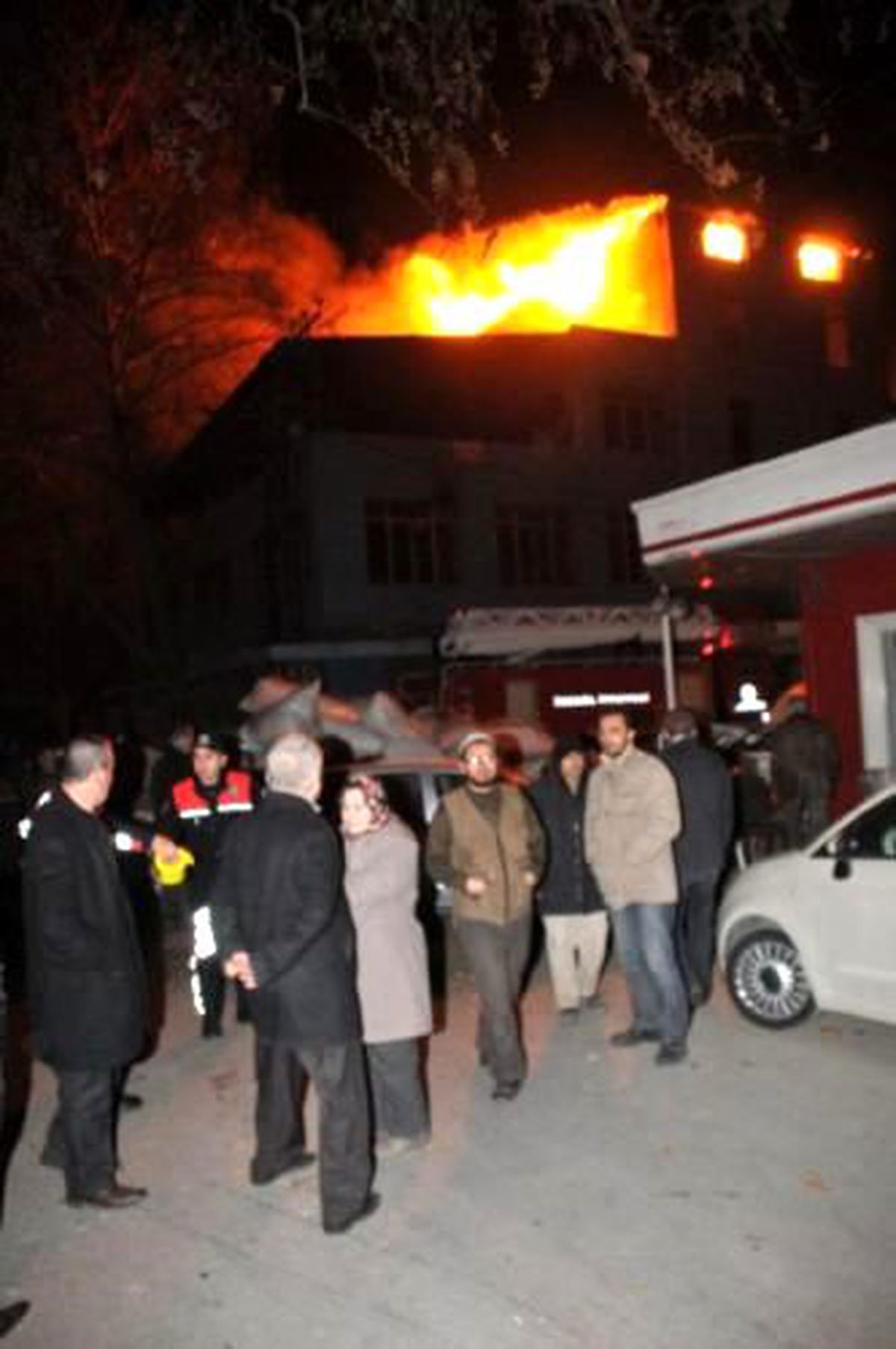 Tinerle Oyun, 4 İşyerini Küle Çevirdi