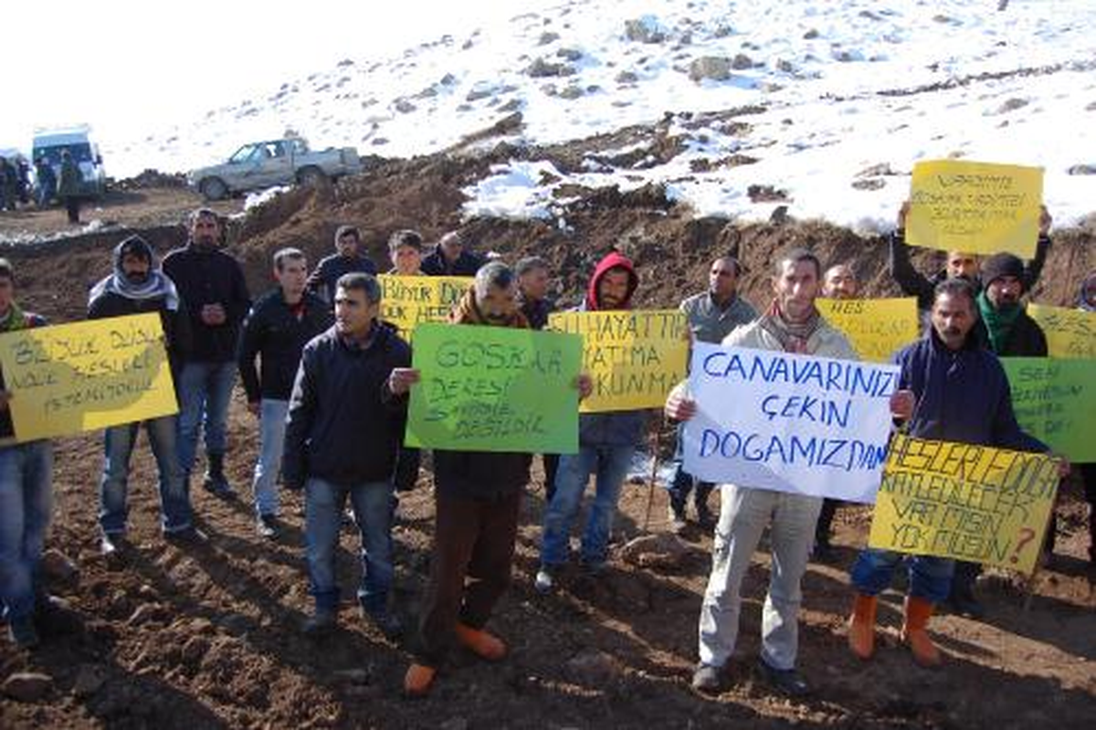 Varto'Da Hes Eylemcisi Köylüler İş Makinelerini Çalışma Sahasından Çıkardılar