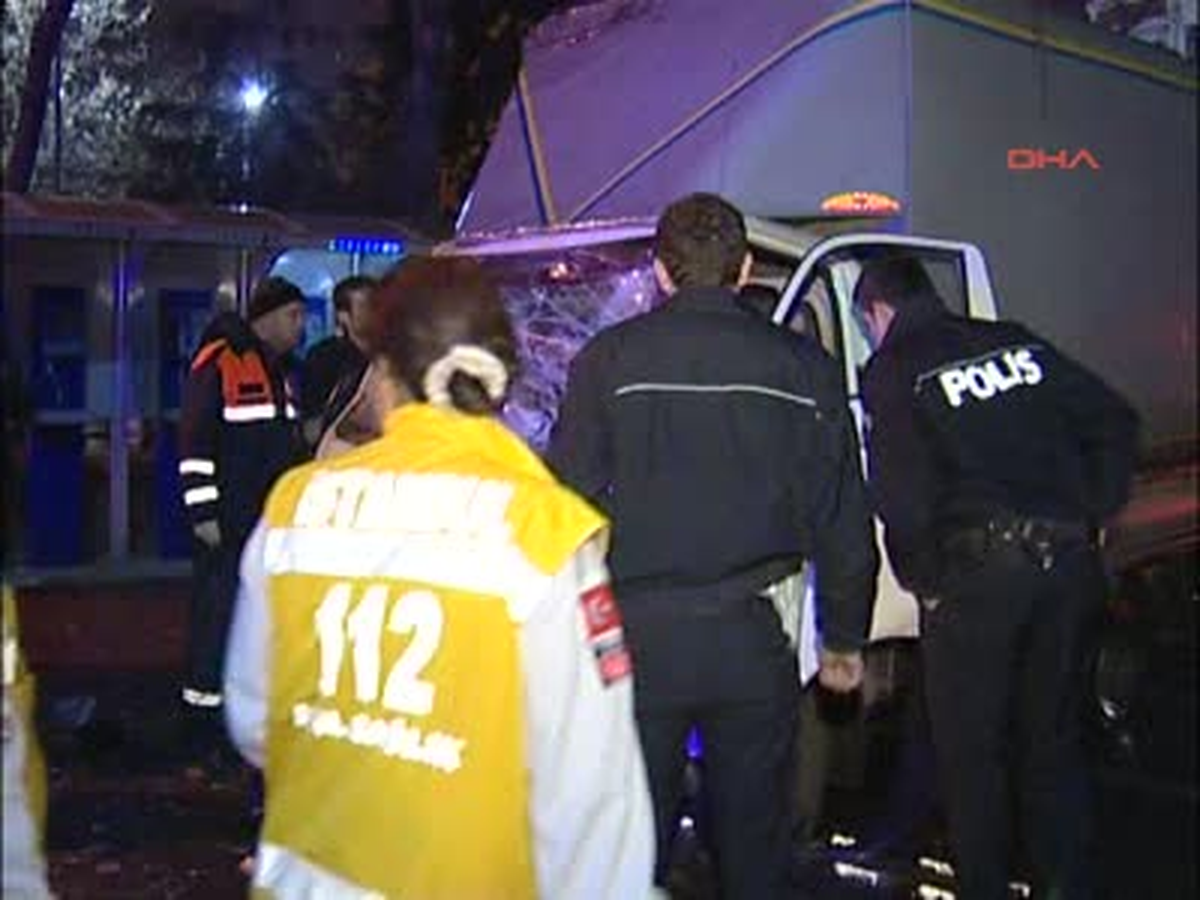 Ekmek Taşıyan Kamyonet Otobüse Çarptı: 2 Yaralı