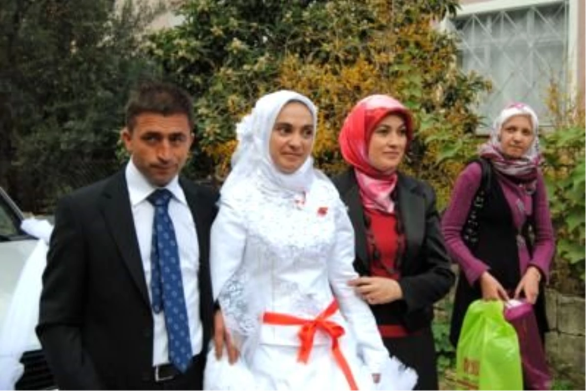 Evden Kaçan Genç Kızı AKP\'li Kadınlar Evlendirdi