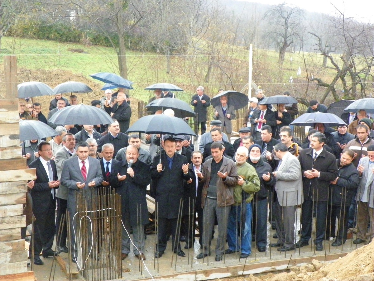 Kartepe Uzuntarla Beldesi, İkinci Camisinin Temelini Attı.