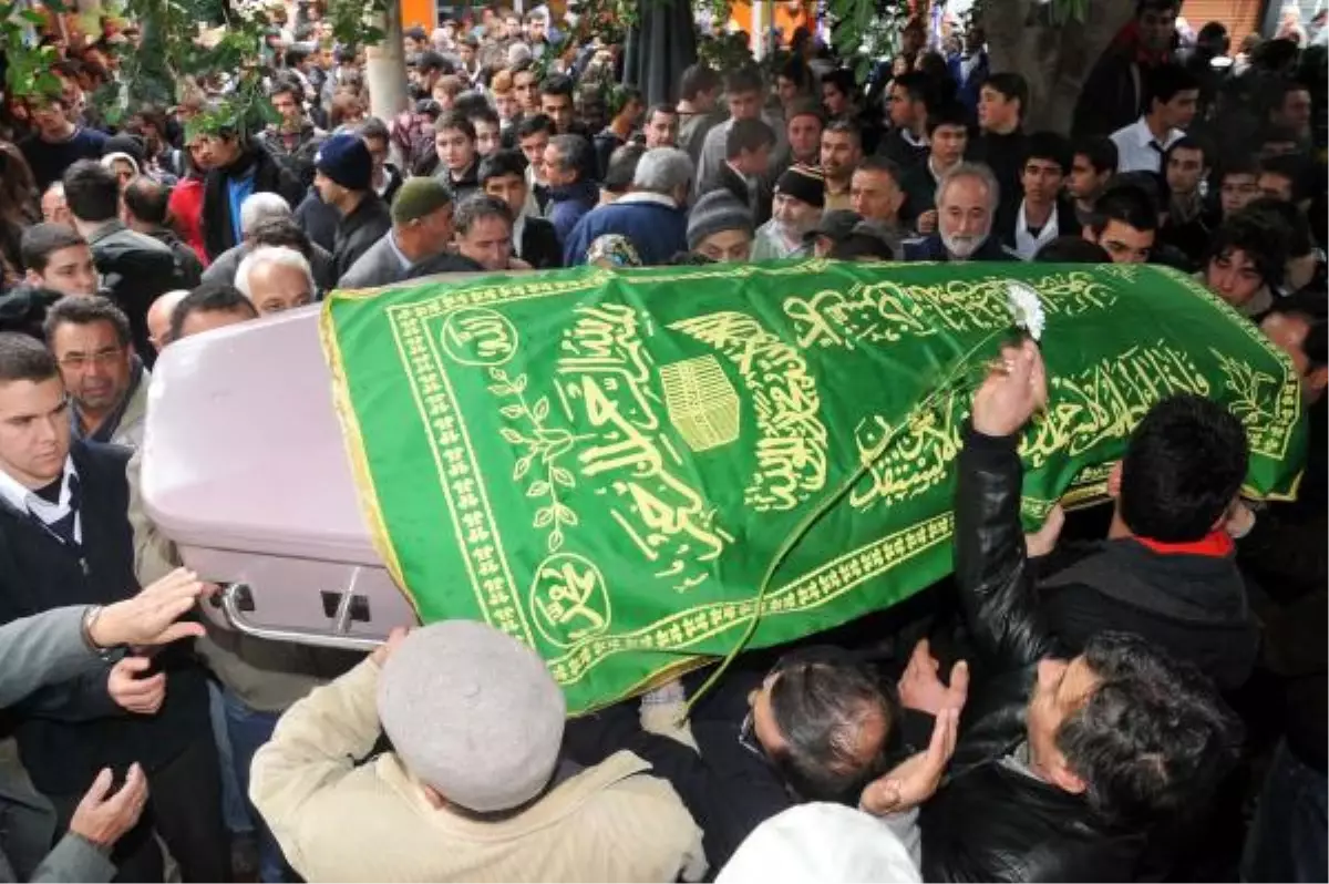 Kazada Ölen Liseli Hayri\'yi, Arkadaşları Son Yolculuğuna Uğurladı