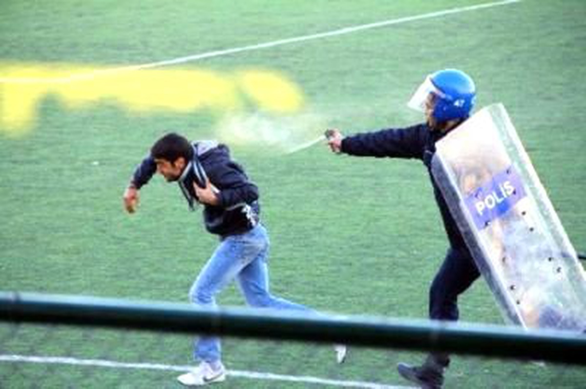 Kızıltepe'de Futbol Sahası Savaş Alanına Döndü )