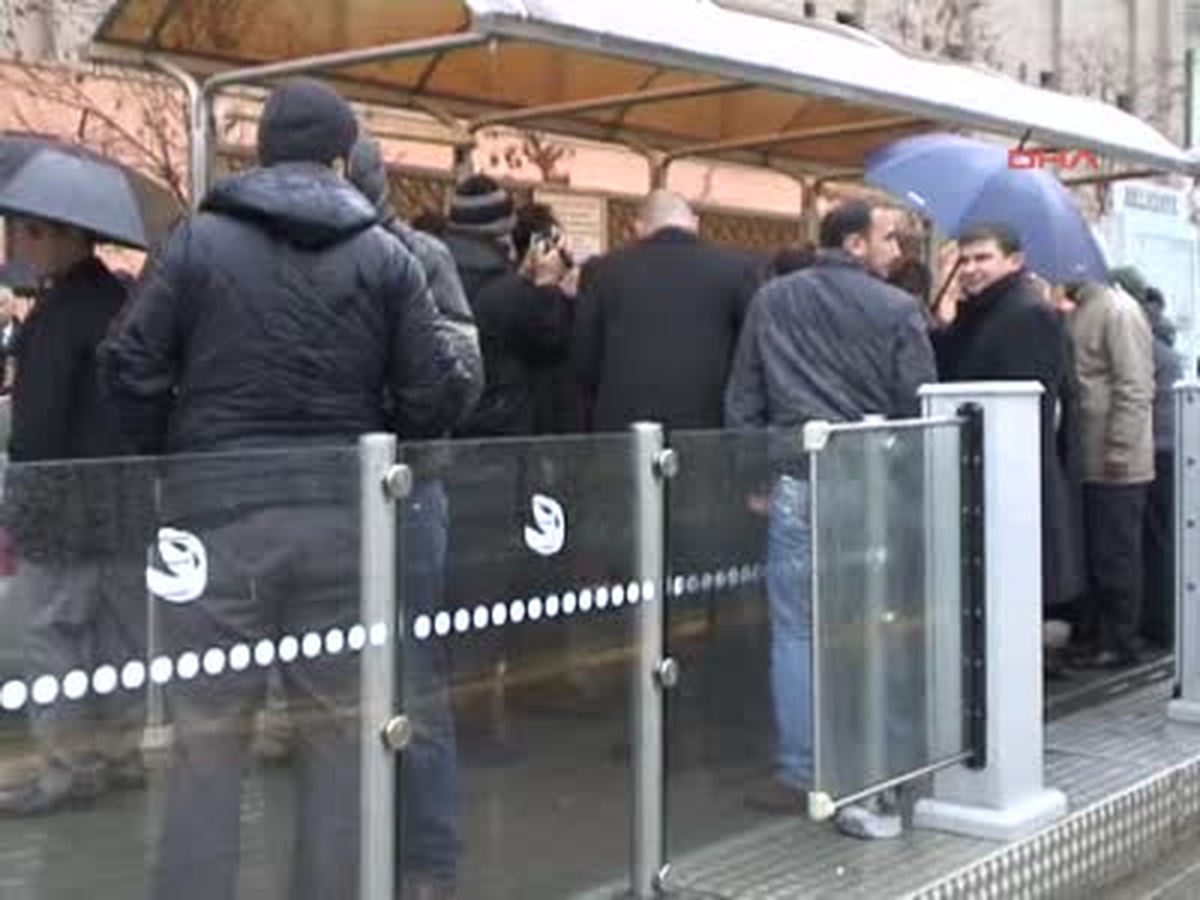 Milli Savunma Bakanı Yılmaz' A Protesto