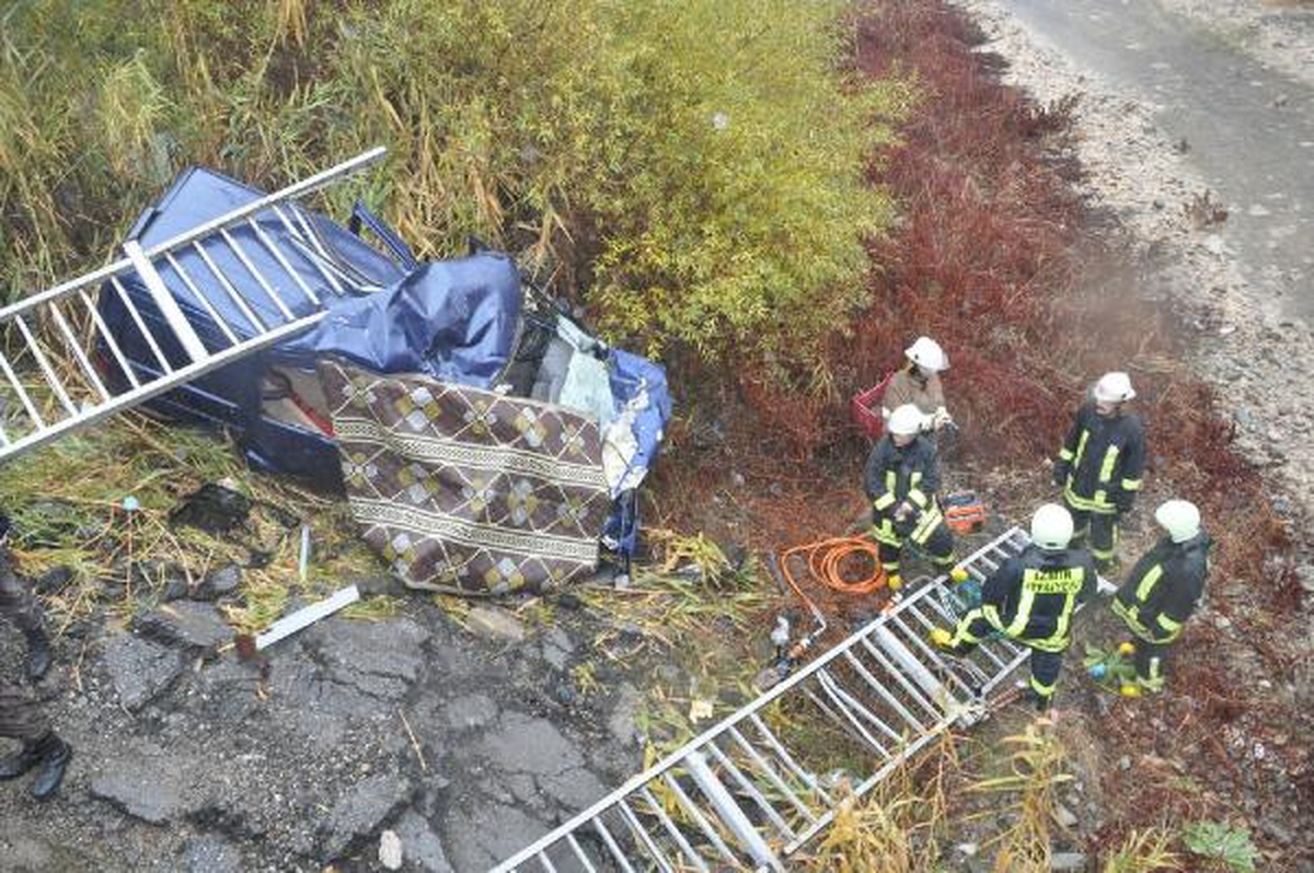 Minibüs Dereye Uçtu: 1 Ölü, 6 Yaralı