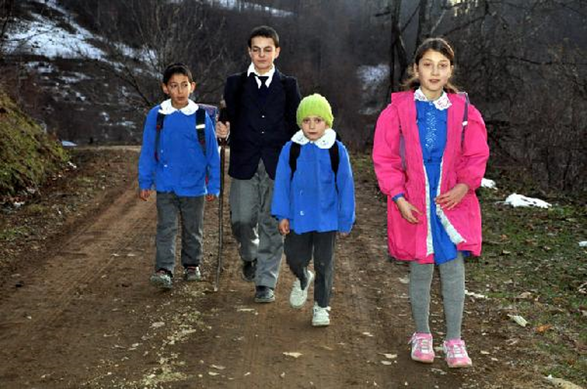Okula Gitmek İçin Her Gün 6 Kilometre Yürüyorlar