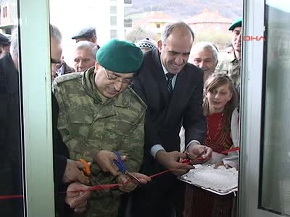 Türk Askeri 45 Euro Maaş Alan Kosovalı Emeklilerin Yüzünü Güldürdü