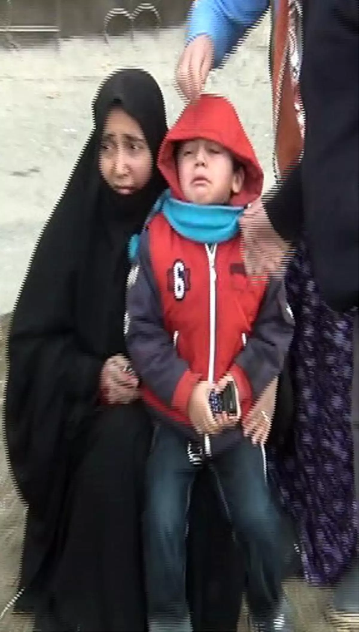 Buzlanan Yolda Kayan Araç, Evin Bahçesine Uçtu