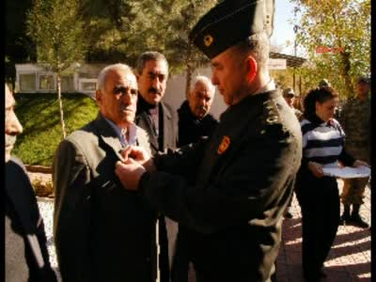 Diyarbakırek Fotodedesi Kürt Reşo'nun Madalyasını Alan Oğlu, 'kardeş Kavgası Bitsin'