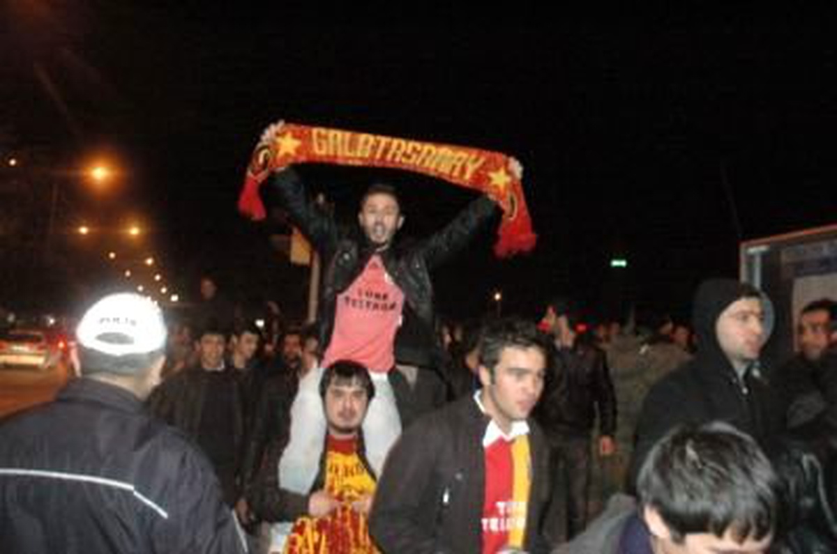 Galatasaraylılar Donduran Soğukta Galibiyeti Kutladı
