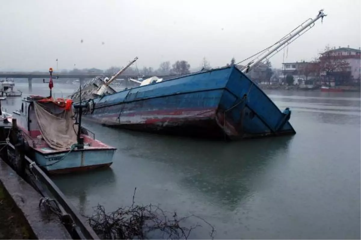 Kaçakçılıkta Kullanılan 3 Milyon Lira Değerindeki Tekne, Yarıya Kadar Battı