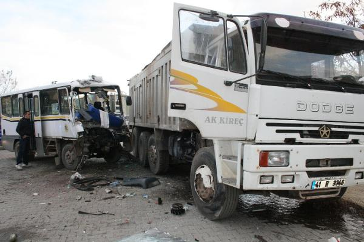 Yolcu Minibüsüyle Kamyon Çarpıştı: 9 Yaralı