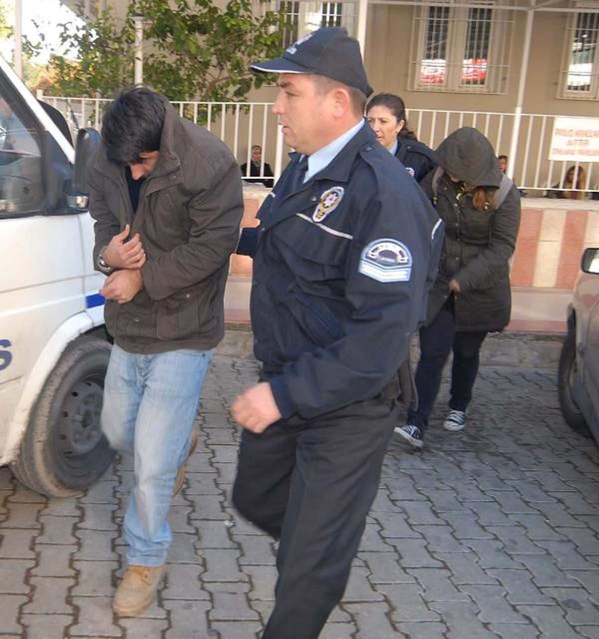 Egemen Bağış'a Yumurta Atan Öğrenciler Adliyede