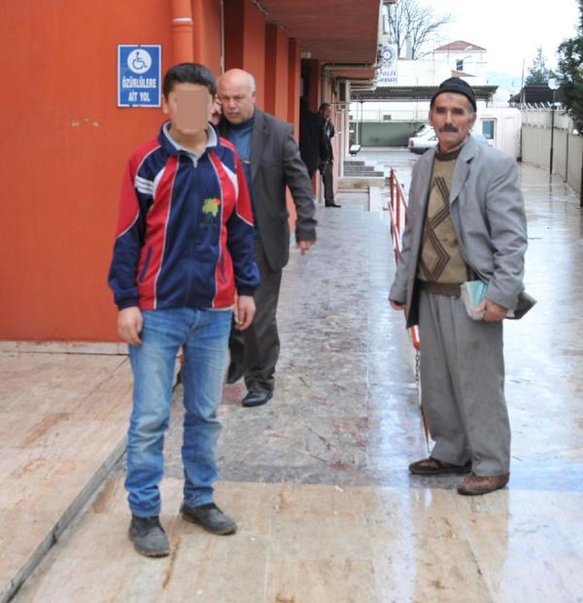 İlköğretim Öğrencisi, 'suikast Mailleri' Nedeniyle Yargılanıyor