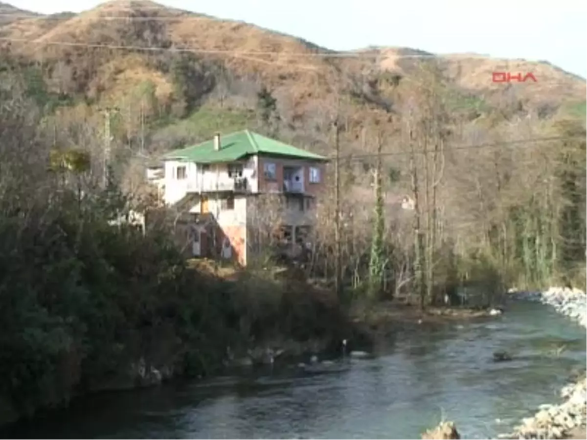 Karadeniz\'de Hes\'lerin Giremediği Tek Vadide Tansiyon Yükseldi Doğu Karadeniz Bölgesi\'nde Hidroelektrik Santrali Yapımının Planlandığı Ancak Yöre Halkının 5 Yıldır Verdiği Mücadele ile Enerji Şirketlerinin Giremediği Rize\'nin Fındıklı İlçesi Arılı Bölgesinde Tansiyon Yükseldi. Arılı Deresinde Islah