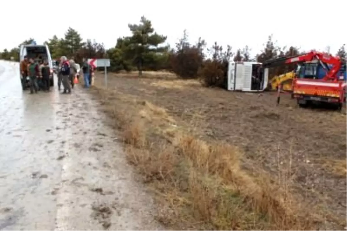 Liselileri Taşıyan Otobüs Devrildi: 1 Ölü, 33 Yaralı